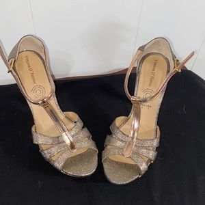 Size 7 heels bronze in color